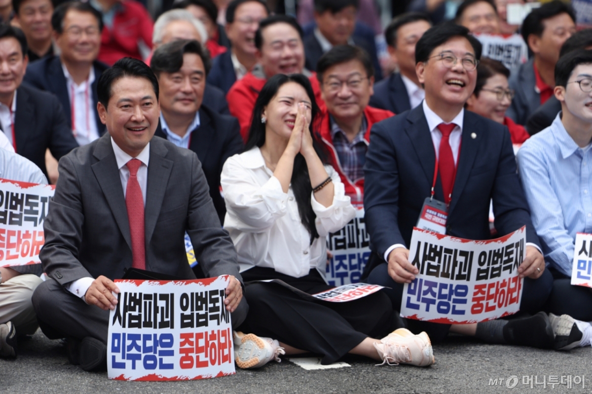 [서울=뉴시스] 김명년 기자 = 장동혁 국민의힘 대표와 송언석 원내대표가 28일 오후 서울 중구 대한문 앞에서 열린 사법파괴 입법독재 국민 규탄대회에서 개그맨 최국의 연설을 듣고 미소를 보이고 있다. 2025.09.28. kmn@newsis.com /사진=김명년