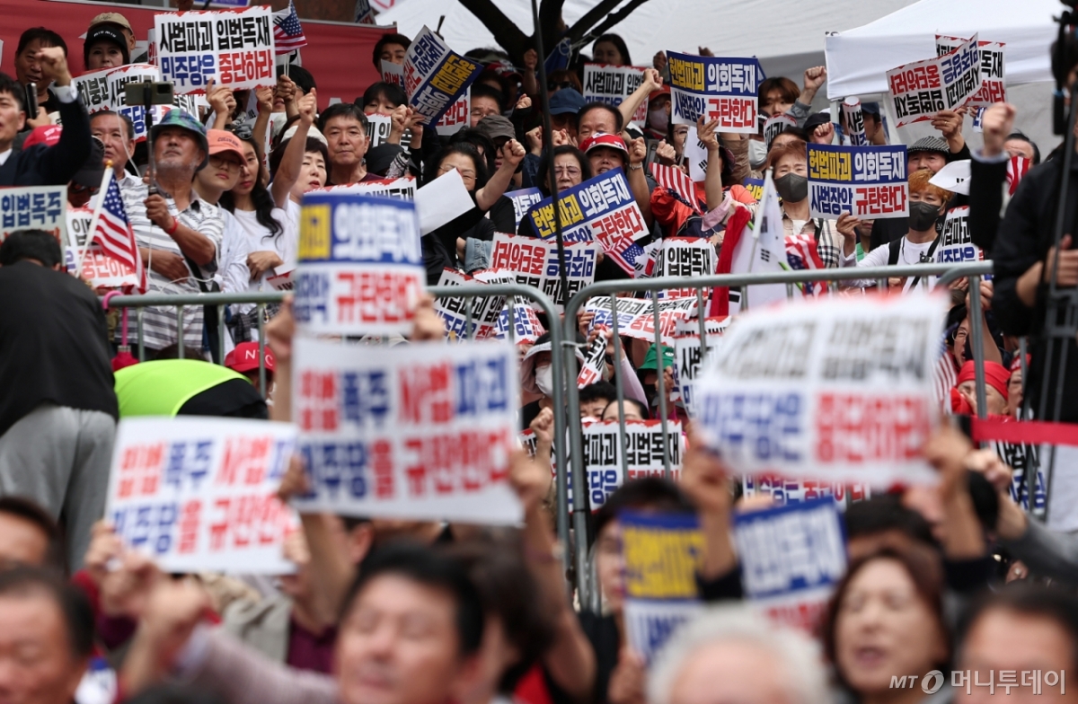 (서울=뉴스1) 김성진 기자 = 28일 서울 중구 시청역 인근에서 국민의힘 사법파괴·입법독재 국민 규탄대회가 열리고 있다. 2025.9.28/뉴스1  Copyright © 뉴스1. All rights reserved. 무단 전재 및 재배포,  AI학습 이용 금지. /사진=(서울=뉴스1) 김성진 기자