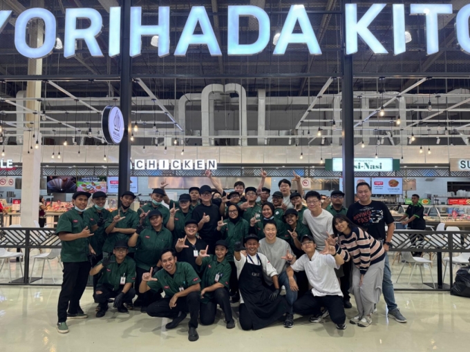 롯데마트 발리점 '요리하다 키친'에서 근무하는 현지인 직원들과 롯데마트 인도네시아 법인 직원들이 단체 사진을 촬영했다. /사진제공=롯데마트