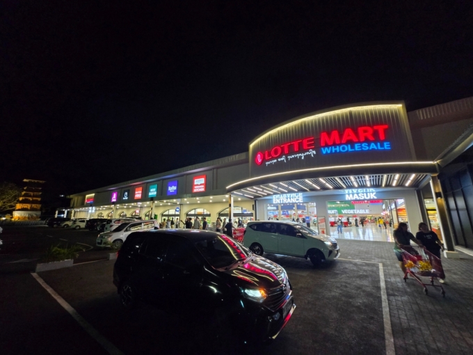 8일 방문한 롯데마트 발리점 전경. 밤 9시경 늦은 시간임에도 주차장엔 차량과 오토바이가 많이 주차돼 있다. /사진=유엄식 기자