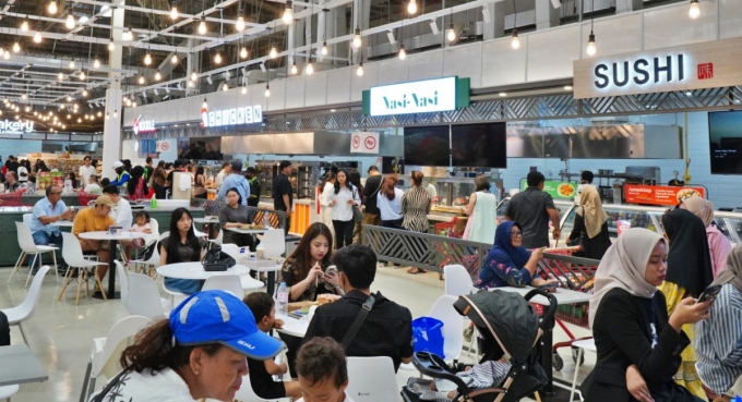 롯데마트 발리점 '요리하다 키친'에 고객이 줄지어서 차례를 기다리고 있다. /사진제공=롯데마트