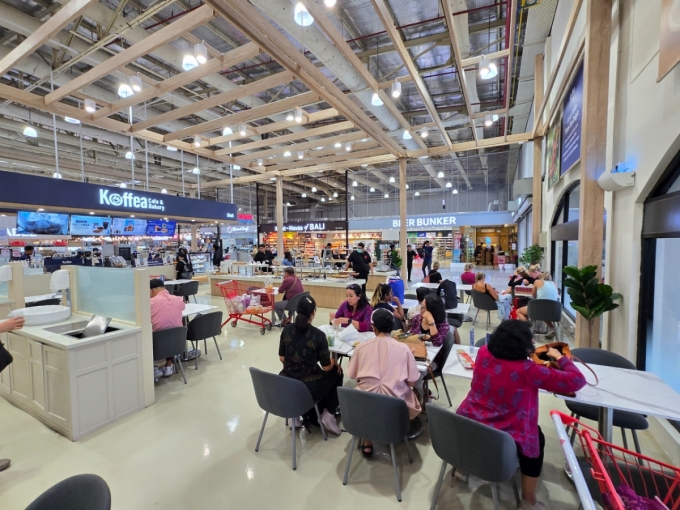 롯데마트 발리점에 조성한 F&B 시설 코페아 카페앤베이커리 (Koffea Cafe&Bakery)에서 고객들이 커피와 음식을 먹고 있다. /사진=유엄식 기자