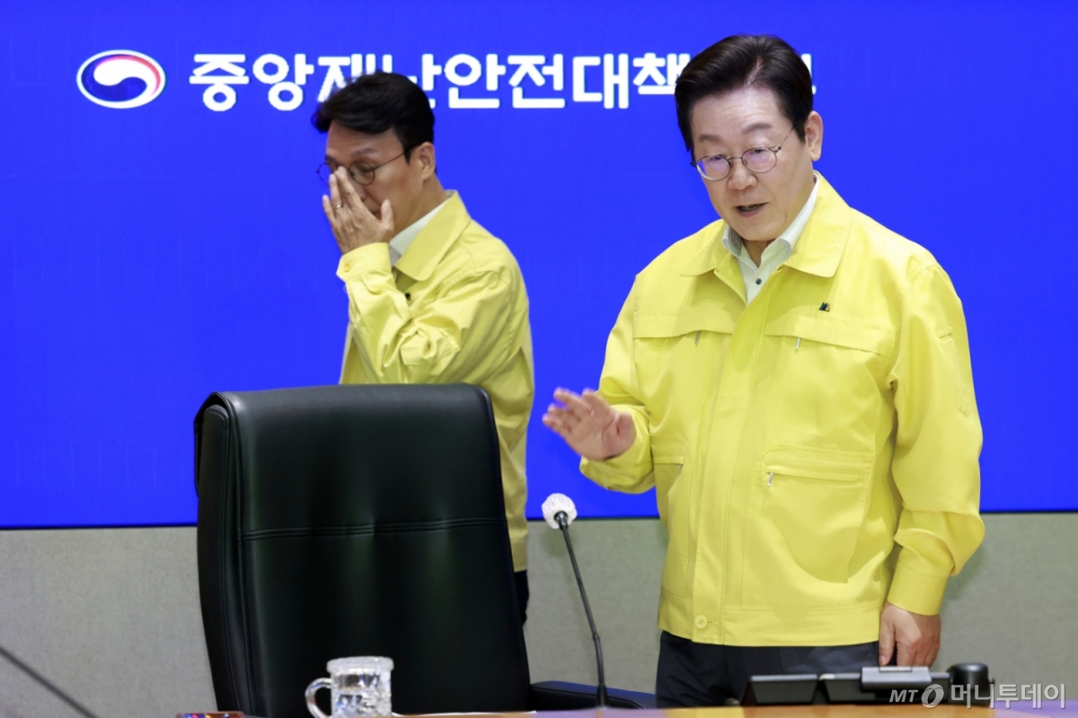 [서울=뉴시스] 최동준 기자 = 이재명 대통령과 김민석 국무총리가 28일 서울 종로구 정부서울청사 중앙재난상황실에서 열린 국가정보자원관리원 화재 관련 중앙재난안전대책본부 회의에 입장하고 있다. 2025.09.28. photocdj@newsis.com /사진=최동준