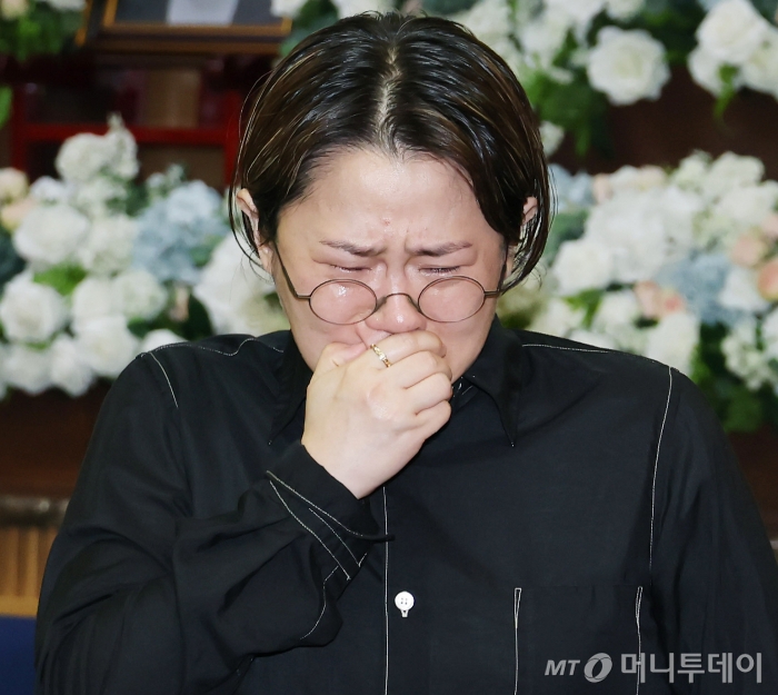 '개그계 대부' 故전유성의 영결식이 엄수된 28일 오전 서울아산병원 장례식장에서 애사를 마친 코미디언 김신영이 슬픔에 잠겨 있다. /사진=이동훈 photoguy@