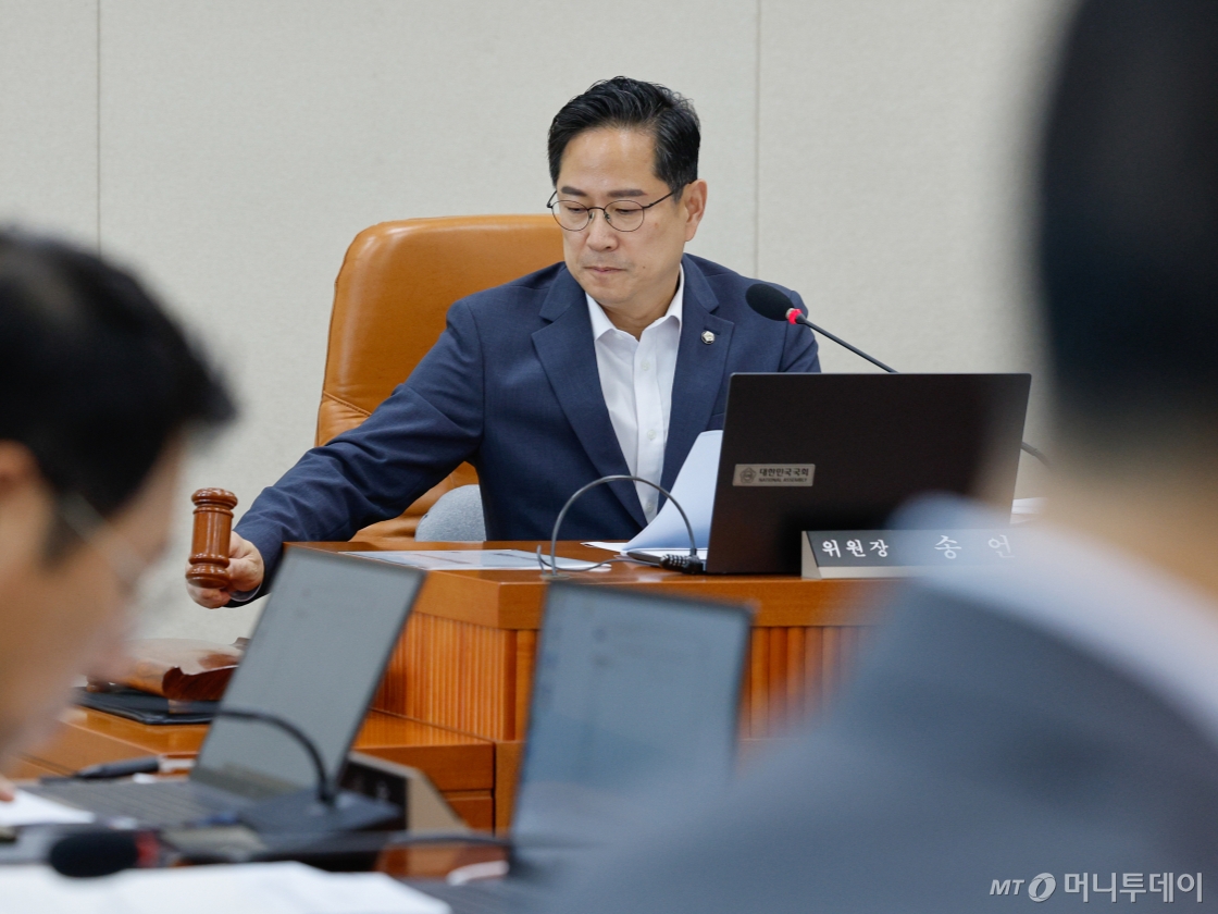 (서울=뉴스1) 안은나 기자 = 국회 기획재정위원회 박수영 국민의힘 간사가 9일 오전 서울 여의도 국회에서 열린 제427회국회(임시회) 제1차 전체회의에서 의사봉을 두드리고 있다. 기재위는 임광현 국세청장, 구윤철 경제부총리 겸 기획재정부 장관 후보자 인사청문회를 각각 오는 15일, 17일 실시하기로 했다. 2025.7.9/뉴스1 Copyright © 뉴스1. All rights reserved. 무단 전재 및 재배포, AI학습 이용 금지. /사진=(서울=뉴스1) 안은나 기자