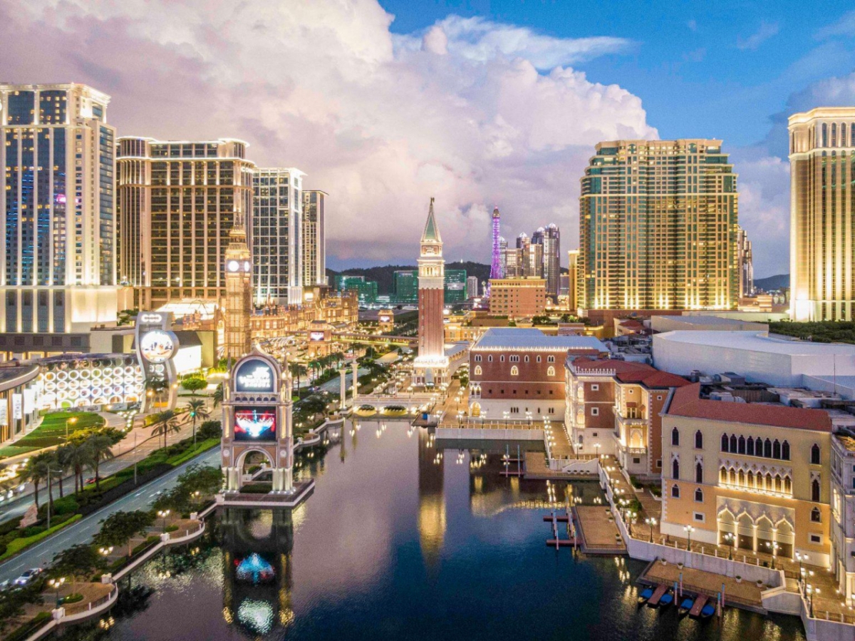 현대백화점 샌즈 차이나 리조트 야간 전경 사진. /사진제공=현대백화점.