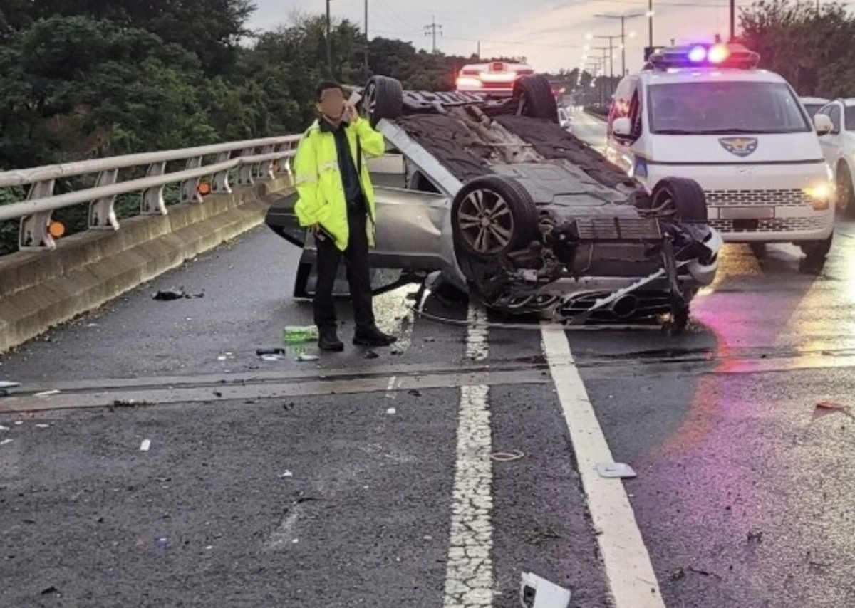 지난 28일 오후 제주시 애월읍 애조로에서 발생한 전복 사고/사진=제주도소방안전본부 제공