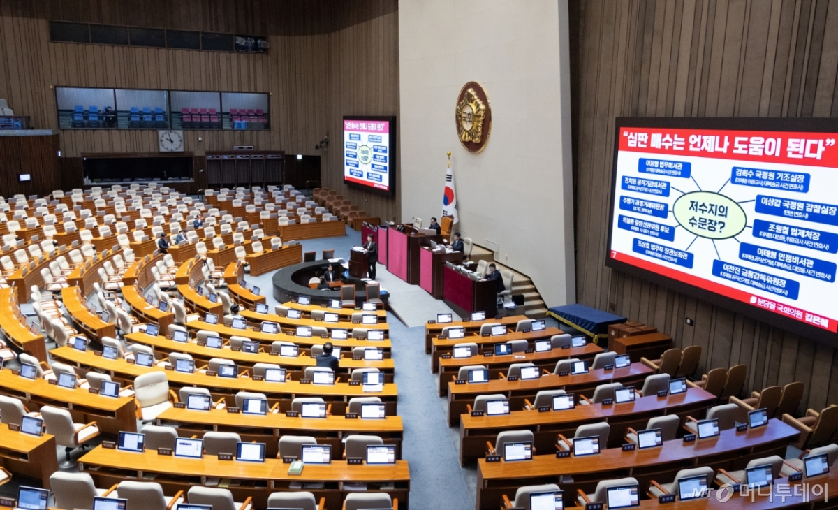 (서울=뉴스1) 이승배 기자 = 김은혜 국민의힘 의원이 29일 서울 여의도 국회에서 열린 제429회 국회(정기회) 제9차 본회의에서 국회에서의 증언·감정 등에 관한 법률 일부개정법률안(대안)에 대한 무제한토론(필리버스터)을 하고 있다. 2025.9.29/뉴스1  Copyright © 뉴스1. All rights reserved. 무단 전재 및 재배포,  AI학습 이용 금지. /사진=(서울=뉴스1) 이승배 기자