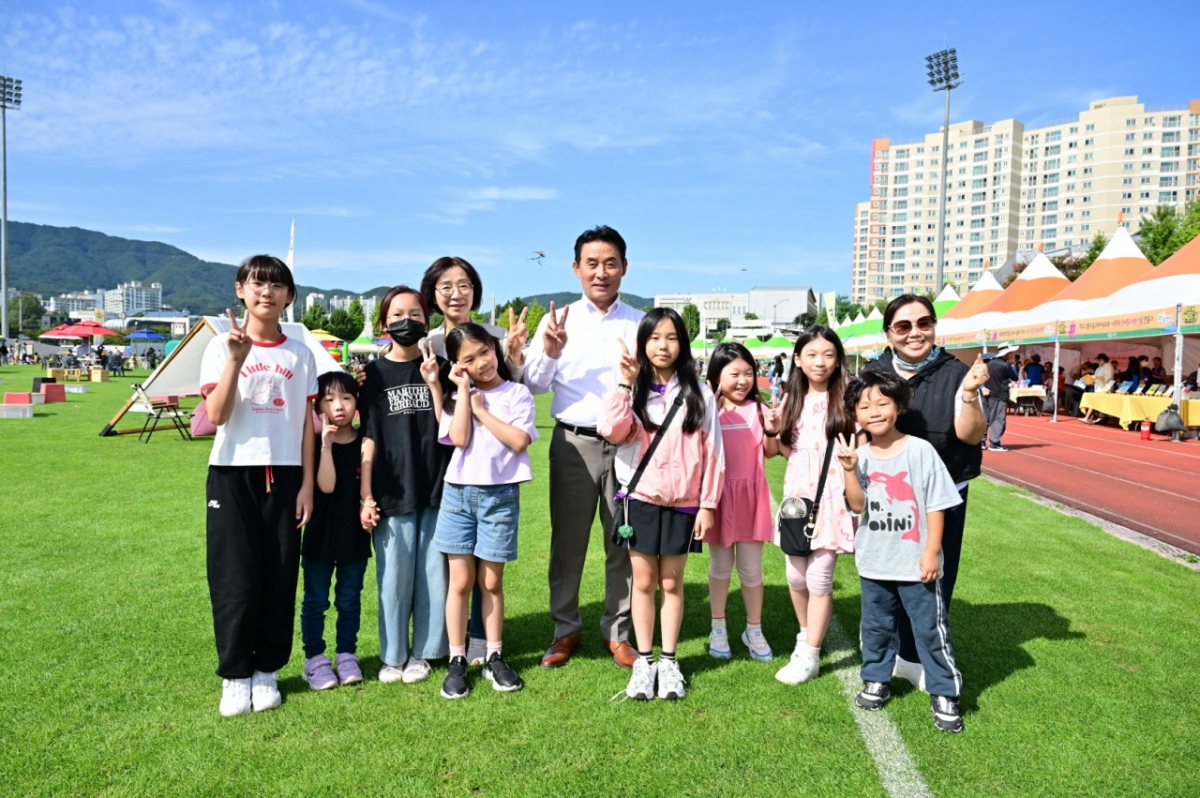 지난 27일 열린 2025 포천 인문도시 페스티벌에 참여한 시민과 백영현 포천시장이 기념사진을 촬영하고 있다. /사진제공=포천시