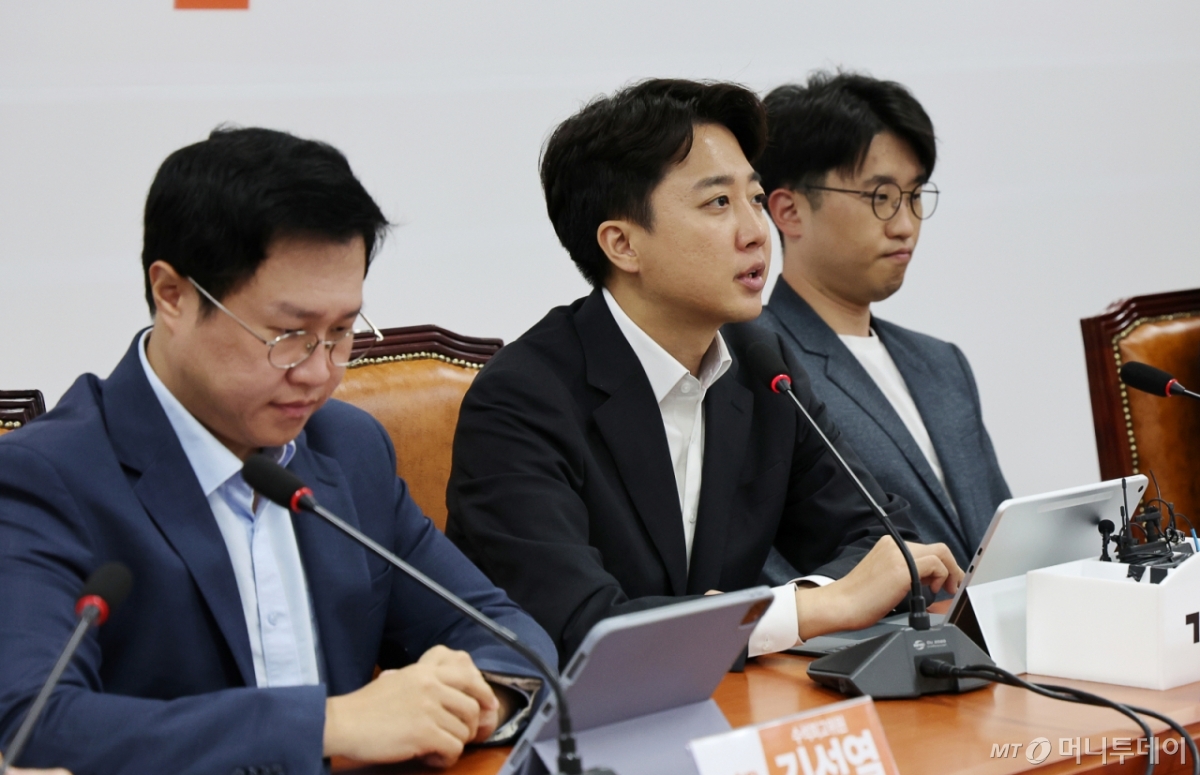 [서울=뉴시스] 김명년 기자 = 이준석 개혁신당 대표가 29일 오전 서울 여의도 국회에서 열린 최고위원회의에서 발언하고 있다. 2025.09.29. kmn@newsis.com /사진=김명년