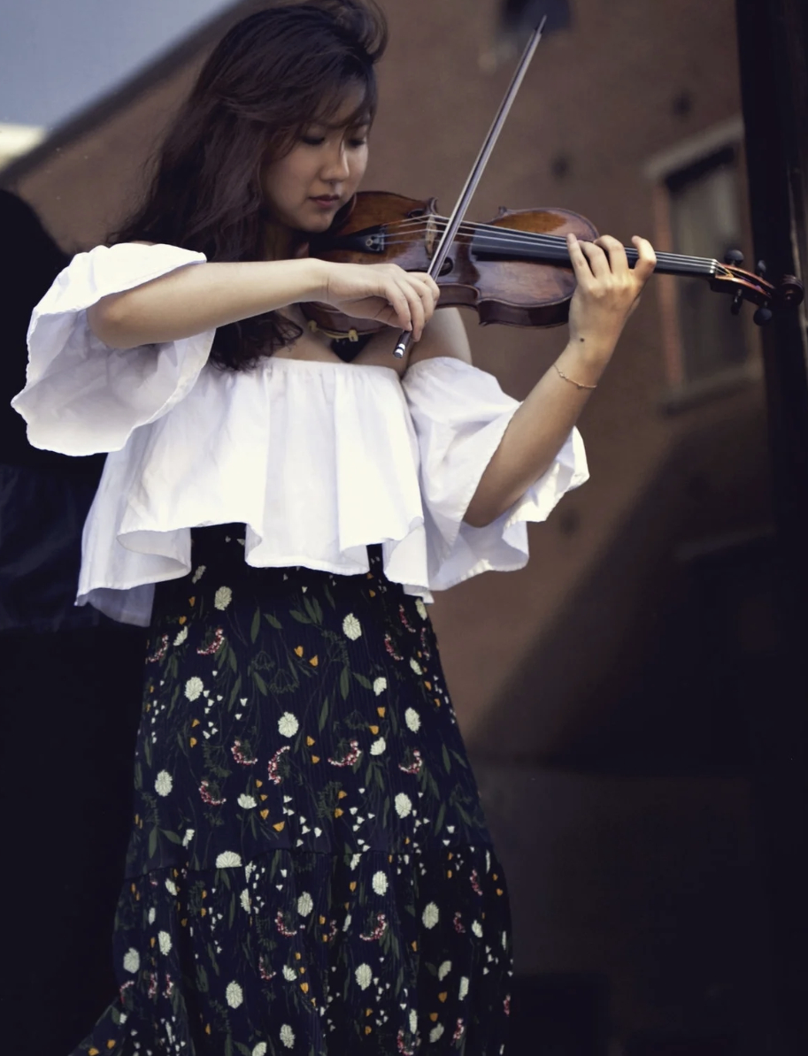 한국계 미국인 바이올리니스트 해나 조(31·조수진)가 오스트리아 빈 필하모닉 오케스트라(이하 빈필)의 정식 단원으로 임명됐다. 사진은 연주하고 있는 해나조 모습./사진=해나 조 개인 홈페이지(ⓒAndrej Grilc)