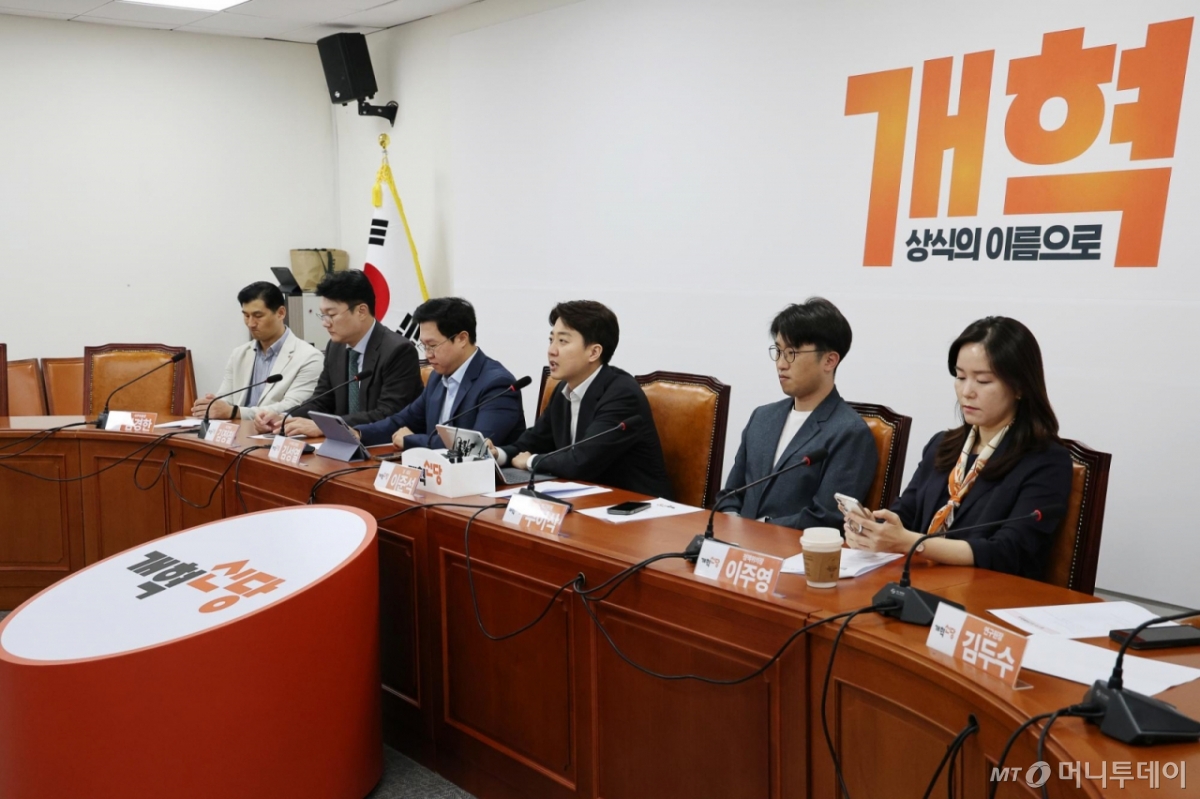 [서울=뉴시스] 김명년 기자 = 이준석 개혁신당 대표가 29일 오전 서울 여의도 국회에서 열린 최고위원회의에서 발언하고 있다. 2025.09.29. kmn@newsis.com /사진=김명년