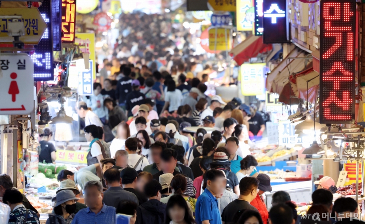 [부산=뉴시스] 하경민 기자 = 추석 연휴를 1주일 가량 앞둔 28일 부산 부산진구 부전시장을 찾은 시민들이 제수용품 등을 구입하고 있다. 2025.09.28. yulnetphoto@newsis.com /사진=하경민