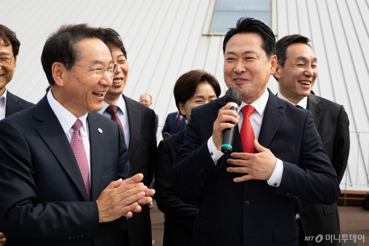 (인천=뉴스1) 유승관 기자 = 장동혁 국민의힘 대표가 29일 인천 중구 상상플랫폼 제물포 르네상스 현장을 찾아 인천항 내항 1·8부두 재개발사업 등에 관한 브리핑을 받은 후 발언하고 있다. 왼쪽은 유정복 인천시장. 2025.9.29/뉴스1 Copyright © 뉴스1. All rights reserved. 무단 전재 및 재배포, AI학습 이용 금지. /사진=(인천=뉴스1) 유승관 기자