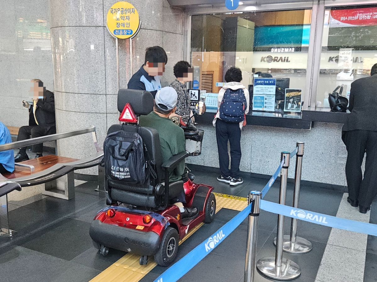 29일 오전 서울 용산구 용산역에 송모씨(64)가 장애인 등록을 하러 창구에 찾은 모습./사진=박상혁 기자.