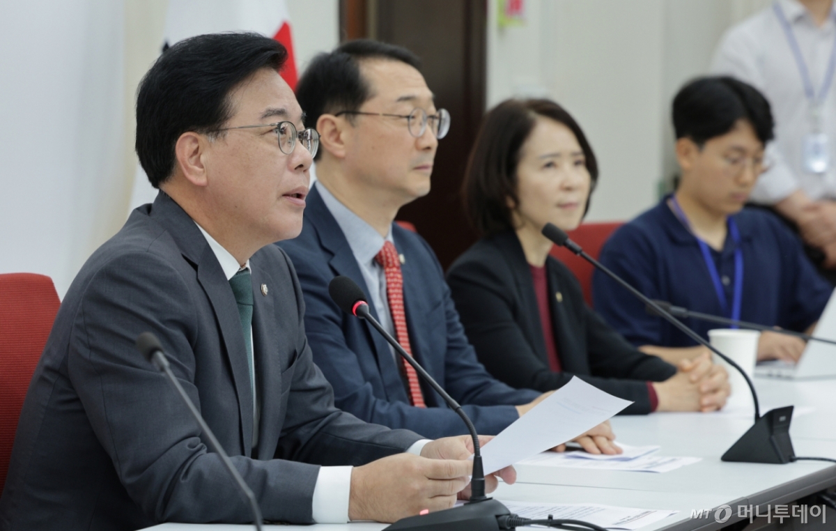 (서울=뉴스1) 신웅수 기자 = 송언석 국민의힘 원내대표가 29일 서울 여의도 국회에서 열린 '이재명 정권 무능 외교 국격 실격 대응 특별위원회' 1차 회의에서 발언하고 있다. 2025.9.29/뉴스1  Copyright © 뉴스1. All rights reserved. 무단 전재 및 재배포,  AI학습 이용 금지. /사진=(서울=뉴스1) 신웅수 기자