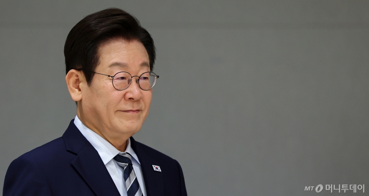 [서울=뉴시스] 최동준 기자 = 이재명 대통령이 29일 서울 용산 대통령실 청사에서 열린 주한대사 신임장 제정식에 입장하고 있다. (대통령실통신사진기자단) 2025.09.29. photocdj@newsis.com /사진=