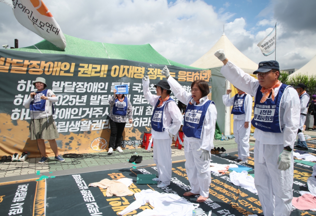전국장애인부모연대 회원들이 지난 7일 1일 서울 여의도 국회 정문 앞에서 발달장애인 관련 예산과 권리 확대를 요구하는 구호를 외치고 있다./사진=뉴시스
