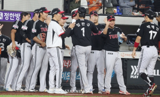 2025 신한 SOL Bank KBO리그 한화 이글스 대 LG 트윈스 경기가 29일 대전한화생명 볼파크에서 열렸다. LG 선발 임찬규가 5회말 실점이 비디오 판독 끝에 아웃이 되자 활짝 웃으며 더그아웃으로 향하고 있다. /사진=김진경 대기자