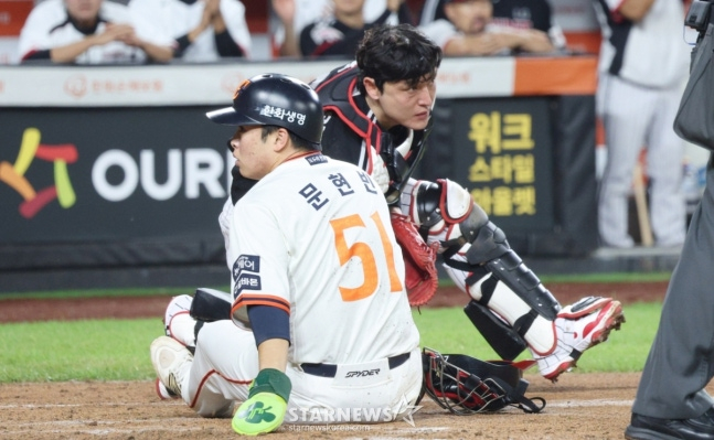 2025 신한 SOL Bank KBO리그 한화 이글스 대 LG 트윈스 경기가 29일 대전한화생명 볼파크에서 열렸다. 한화 3회말 2사 2루에서 2루주자 문현빈이 노시환의 적시타 때 홈으로 뛰어 세이프되고 있다. LG 포수는 박동원. /사진=김진경 대기자