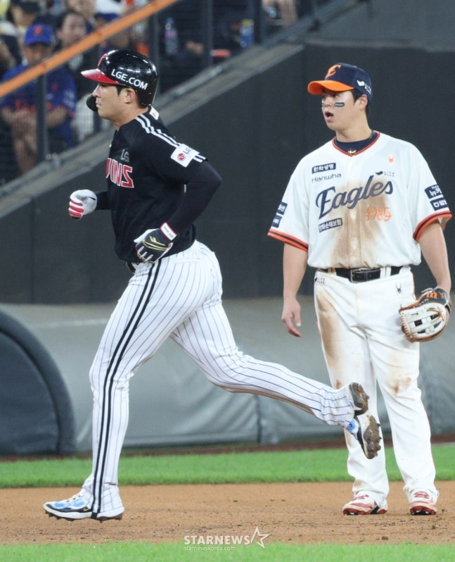 2025 신한 SOL Bank KBO리그 한화 이글스 대 LG 트윈스 경기가 29일 대전한화생명 볼파크에서 열렸다. LG 오지환이 5회초 1사에서 우월 1점 홈런을 날리고 홈인하고 있다. /사진=김진경 대기자