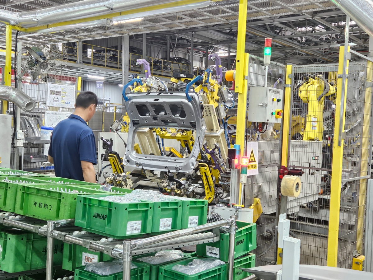 24일 중국 옌청 기아 3공장에서 사람과 로봇팔이 협동해 작업을 진행하고 있다./사진=안정준 특파원