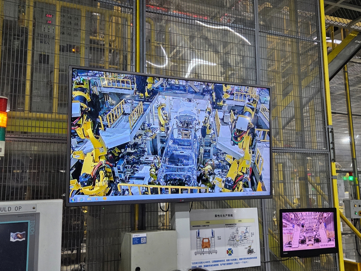 24일 중국 기아 옌청공장 작업라인에선 직원들이 모니터를 통해 로봇들의 작업 과정을 모니터링하고 있었다./사진=안정준 특파원