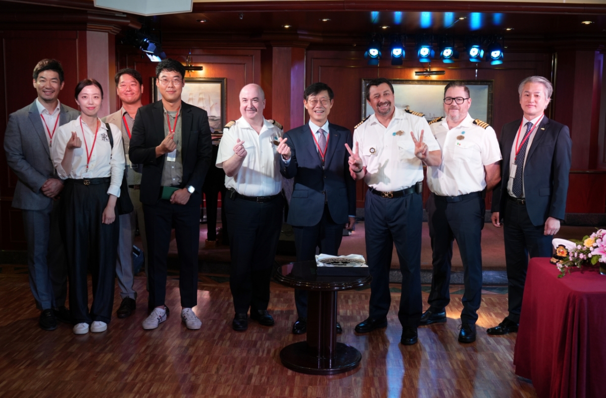 송상근 BPA 사장(왼쪽에서 6번째)이 다이아몬드 프린세스호 선장 등과 면담 후 기념촬영을 하고 있다./사진제공=BPA