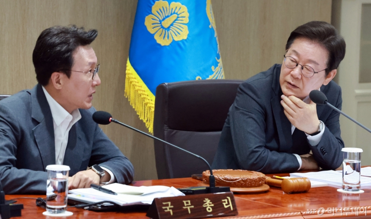 이재명 대통령이 29일 서울 용산 대통령실 청사에서 열린 국무회의에서 김민석 국무총리의 발언을 듣고 있다./사진=뉴시스