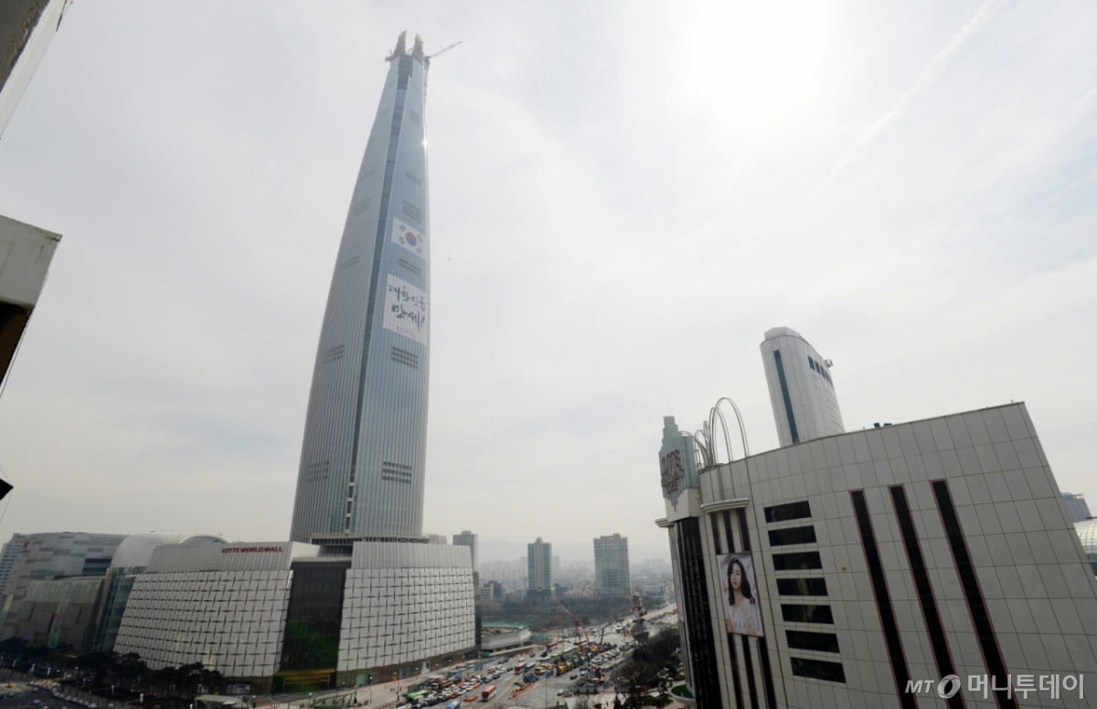 서울 송파구 잠실 롯데월드타워의 최상부층에 120미터 높이의 랜턴이 설치돼 있다. /사진=이동훈 기자