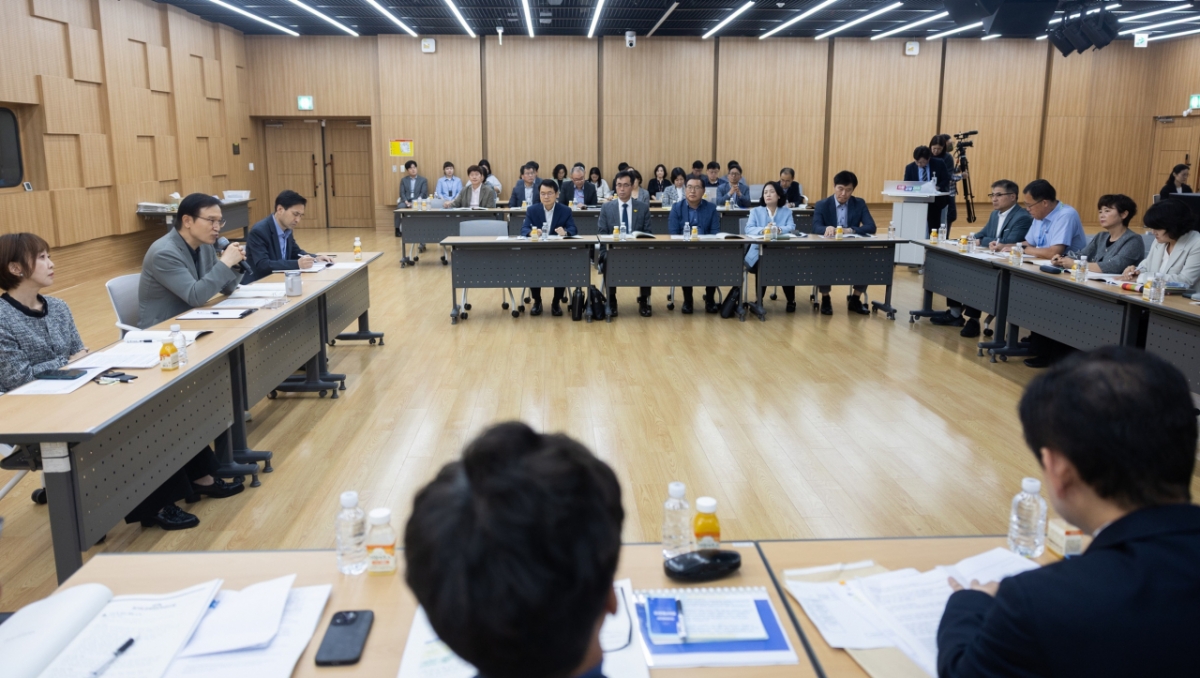 임태희 경기도교육감 29일 직속기관장들과 경기미래교육에 대해 소통하고 있다./사진제공=도교육청