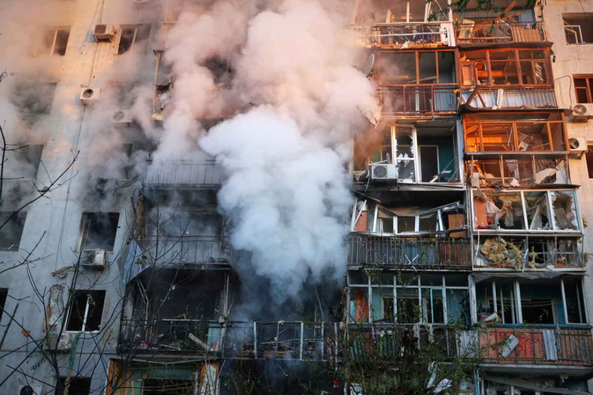 28일(현지시간) 우크라이나 자포리자의 아파트 건물이 러시아의 공습을 받은 후 연기가 치솟고 있다. 이번 공습으로 자포리자에서 어린이 3명 포함 최소 16명이 부상한 것으로 알려졌다. /AP=뉴시스