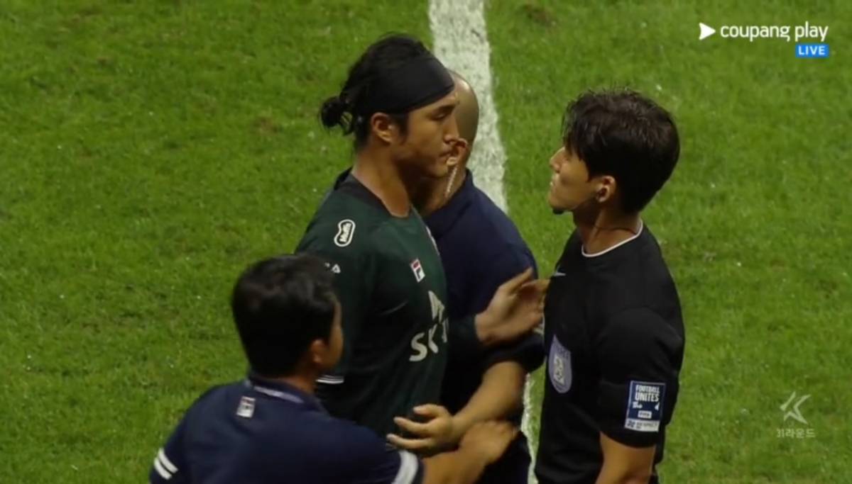 제주 SK 김동준이 28일 제주월드컵경기장에서 열린 수원FC전 추가시간 퇴장을 당한 뒤 대기심과 신경전을 벌이고 있다. /사진=중계화면 캡처