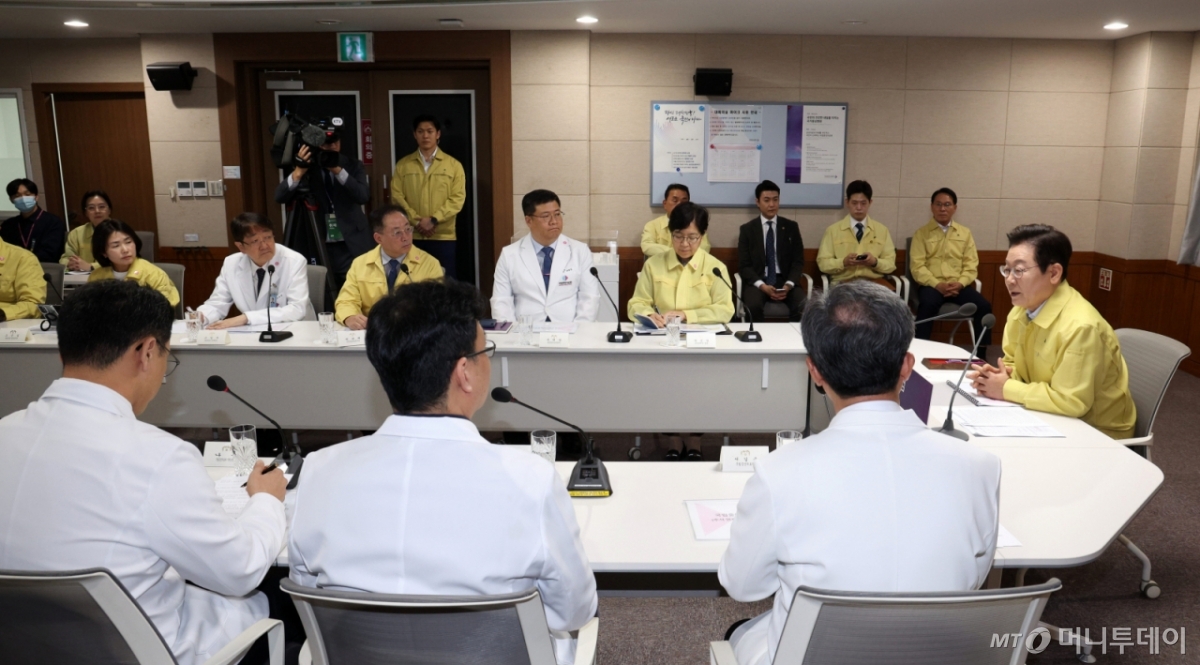 [서울=뉴시스] 고범준 기자 = 이재명 대통령이 29일 서울 중구 국립중앙의료원에서 열린 응급의료현장 간담회에서 발언하고 있다. 2025.09.29. bjko@newsis.com /사진=고범준