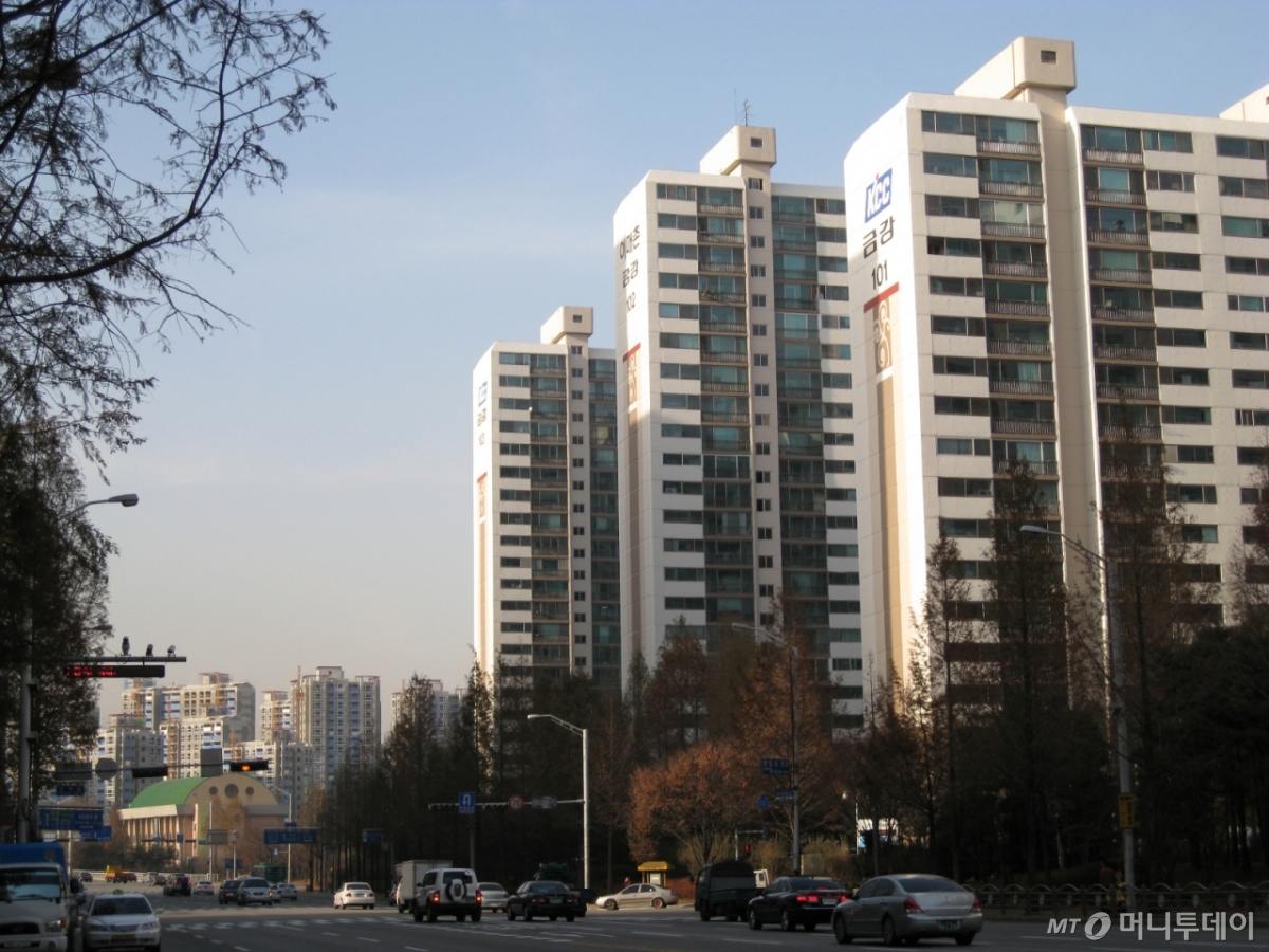 경기도 성남시 분당구 서현역 근처서 바라본 이매촌과 판교신도시(왼편 아래쪽 공사중인 단지들). /사진=정진우