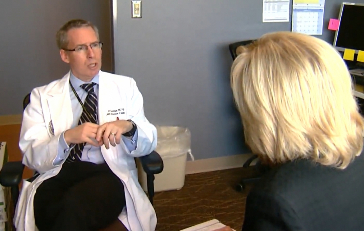 20년 넘게 폐암을 연구해 온 로스 카미지 박사가 3년째 폐암과 싸우고 있다는 사실을 고백했다./사진=CBS 보도화면 갈무리