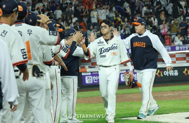 2025 신한 SOL Bank KBO리그 한화 이글스 대 LG 트윈스 경기가 29일 대전한화생명 볼파크에서 열렸다.  류현진을 비롯한 한화 선수들이 LG에 승리한 후 기쁨을 나누고 있다. /사진=김진경 대기자