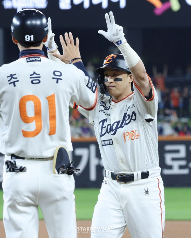 2025 신한 SOL Bank KBO리그 한화 이글스 대 LG 트윈스 경기가 29일 대전한화생명 볼파크에서 열렸다.  한화 손아섭이 6회말 2사 만루에서 2타점 적시타를 날리고 출루한 후 세리머니를 하고 있다. /사진=김진경 대기자