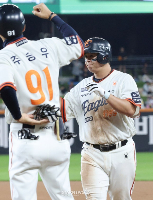 2025 신한 SOL Bank KBO리그 한화 이글스 대 LG 트윈스 경기가 29일 대전한화생명 볼파크에서 열렸다.  한화 노시환이 6회말 무사 1루에서 좌전 안타를 치고 출루한 후 세리머니를 하고 있다. /사진=김진경 대기자