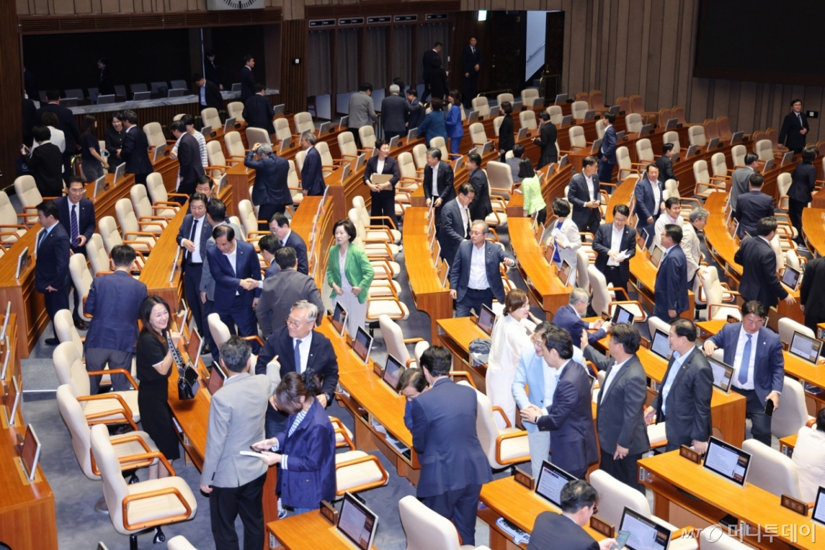 (서울=뉴스1) 신웅수 기자 = 29일 서울 여의도 국회에서 열린 제429회 국회(정기회) 제9차 본회의가 끝난 후 의원들이 본회의장을 나서고 있다. 2025.9.29/뉴스1  Copyright © 뉴스1. All rights reserved. 무단 전재 및 재배포,  AI학습 이용 금지. /사진=(서울=뉴스1) 신웅수 기자