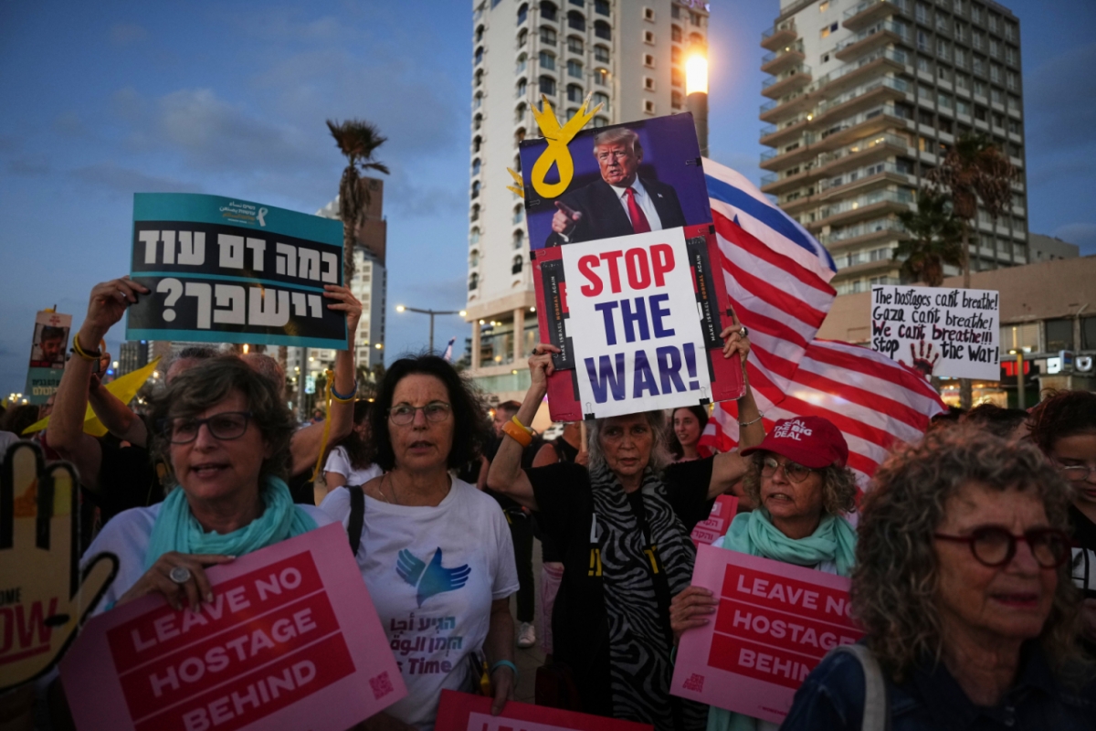 29일(현지 시간) 이스라엘 텔아비브 주재 미국 대사관 분관 앞에서 하마스에 의해 가자지구에 억류된 인질들의 가족과 지지자들이 이들의 즉각적인 석방과 전쟁 종식을 촉구하고 있다. 도널드 트럼프 미국 대통령은 베냐민 네타냐후 총리와 백악관에서 회담 후 가자지구 전쟁 종식 계획에 네타냐후 총리가 동의했으며, 하마스 동의만 남았다고 밝혔다. /AP=뉴시스