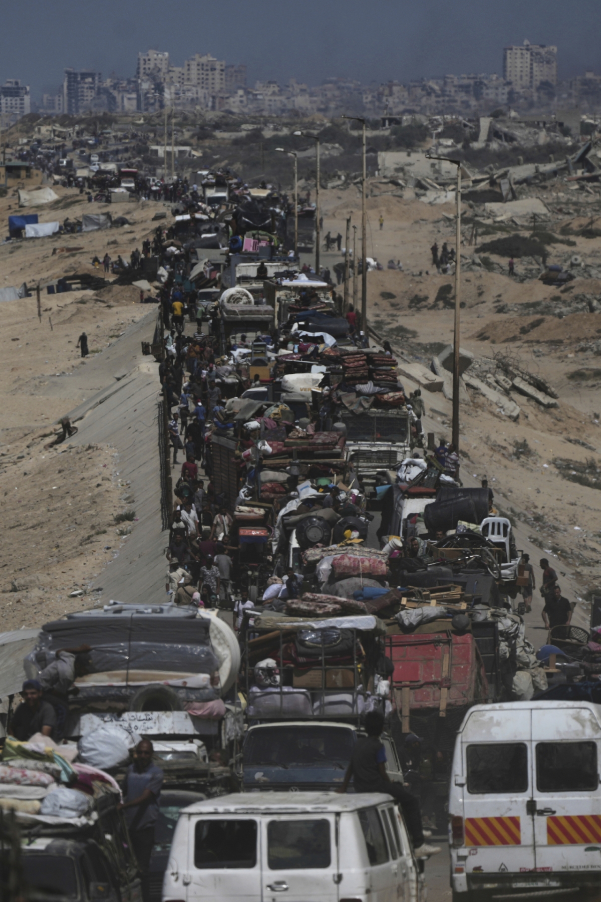 지난 17일(현지 시간) 가자지구 북부 가자시티에서 피란길에 오른 팔레스타인 주민들이 해안 도로를 따라 가자지구 남부로 이동하고 있다./AP=뉴시스