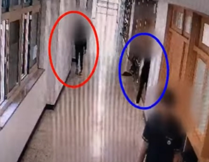 사건은 2023년 9월1일 경기도 한 중학교에서 발생했다. 중학교 1학년 A군은 동급생 B양 뒤를 따라 화장실로 향했다. 남녀 화장실은 복도 한쪽에 나란히 붙어 있었고, A군과 B양을 제외하면 당시 화장실엔 아무도 없었다.   B양은 A군이 화장실을 따라 들어와 자신을 훔쳐봤다고 주장했다. 자신이 용변을 보는 칸 바로 옆 칸에 들어가 칸막이 위로 고개를 내민 것을 목격했다고 했다. B양의 진술을 전적으로 신뢰한 학교 측은 곧장 학폭위를 소집했다. A군은 그런 사실이 없다고 부인했지만, 학폭위는 "B양이 A군을 거짓으로 음해할 리 없다"며 A군에게 출석정지 5일, 특별교육 이수 8시간 등 징계 조치했다.  /사진=JTBC '사건반장'