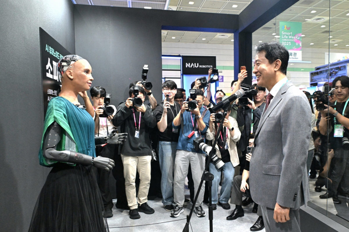 오세훈 서울시장이 30일 강남구 코엑스에서 열린 '스마트라이프위크(SLW) 2025'에서 휴머노이드 로봇 '소피아'와 대화를 나누고 있다./사진=서울시