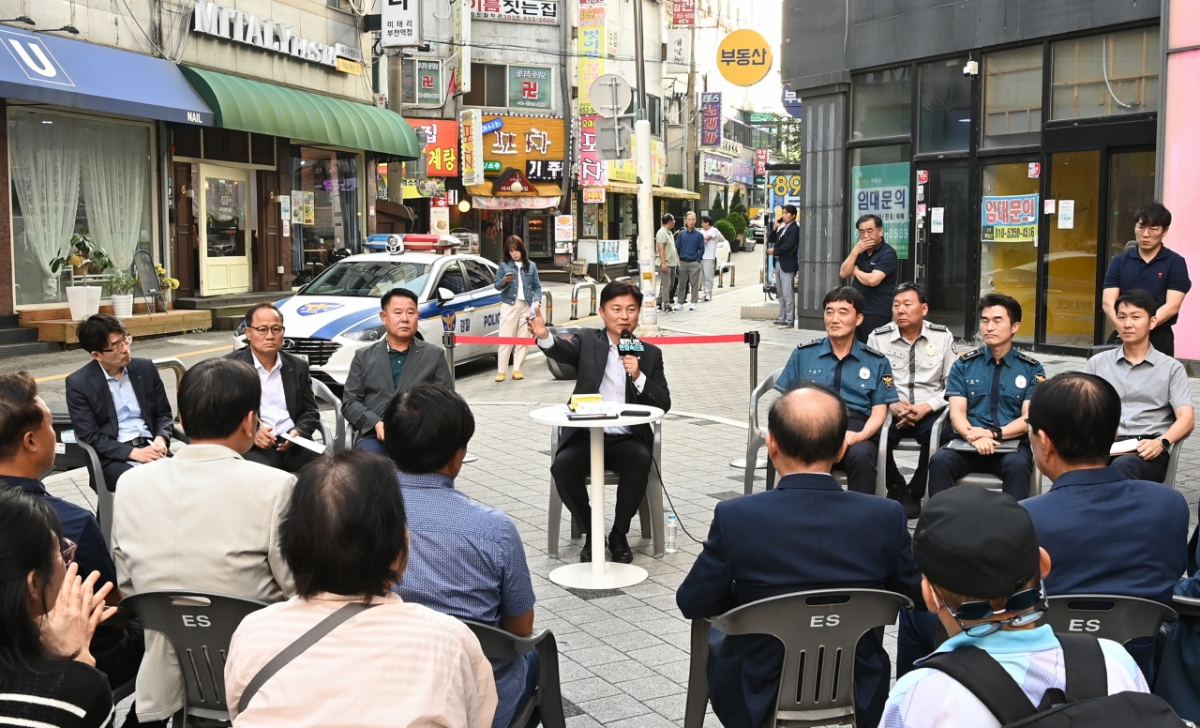 조 시장은 지난 29일 '틈만나면, 현장속으로' 에서 시민들과 소통하며 기행방송 유튜버 예방에 대해 의견을 듣고 답했다./사진제공=부천시