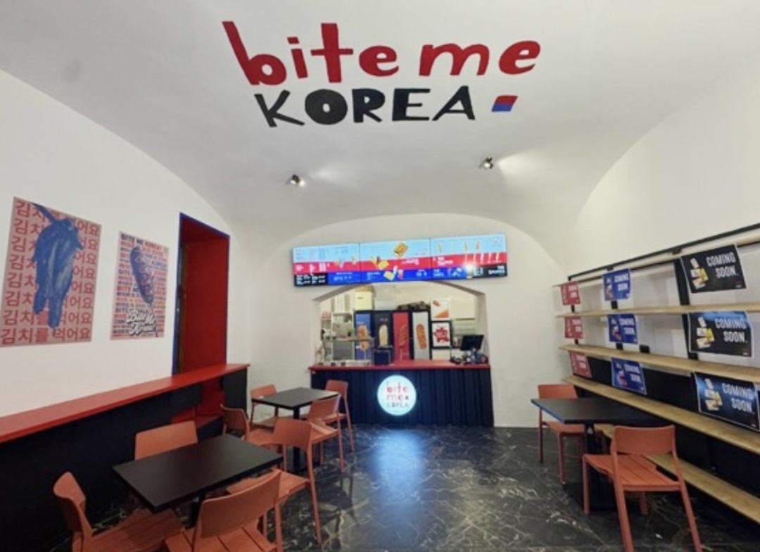 일본식 인테리어로 논란이 된 루마니아의 한 한식당이 문제된 인테리어를 모두 지웠다. /사진=성신여대 창의융합학부 서경덕 교수팀 제공