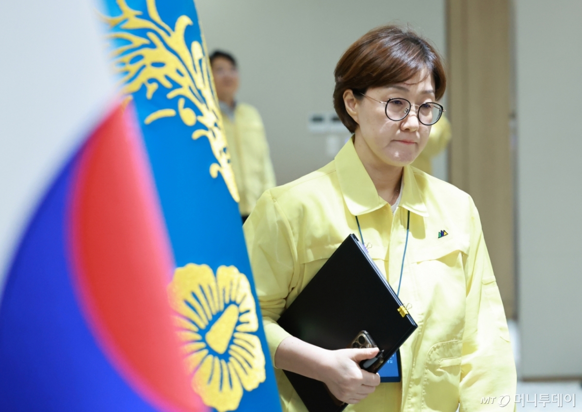 [서울=뉴시스] 고범준 기자 = 김현지 총무비서관이 18일 서울 용산 대통령실 청사에서 열린 제1회 을지국무회의 및 제37회 국무회의에 배석하고 있다. (대통령실통신사진기자단) 2025.08.18. bjko@newsis.com /사진=