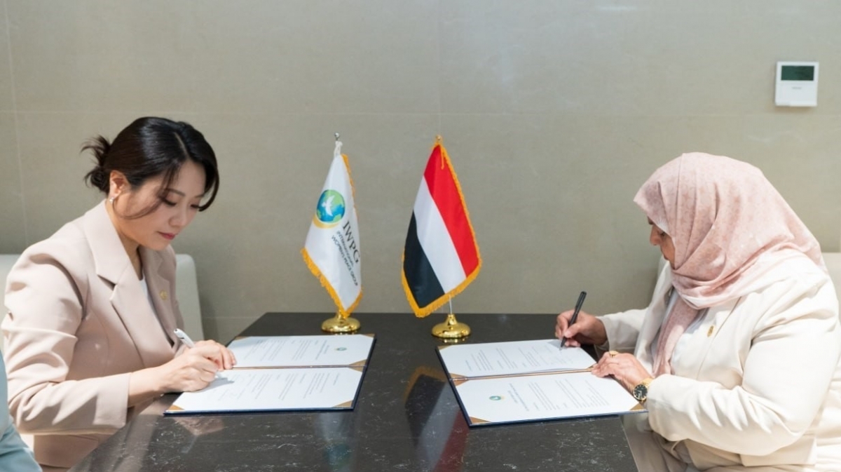 전나영 ㈔세계여성평화그룹(IWPG) 대표가 지난 19일 충북 청주 엔포드호텔에서 열린 '2025 세계여성평화 콘퍼런스' 기간 중 파에자 압둘라케브 살람 무가헤드 예멘 문화부 차관과 평화문화 확산 및 여성 역량 강화를 위한 LOI(협력의향서)를 체결하고 있다./사진제공=IWPG