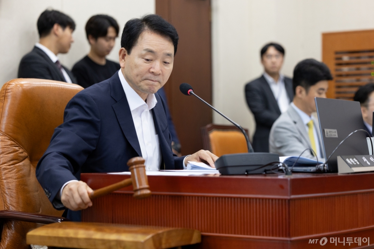 (서울=뉴스1) 이승배 기자 = 성일종 국회 국방위원장이 2일 서울 여의도 국회에서 열린 제1차 전체회의에서 2024년도 국정감사 결과보고서 채택의 건을 의결하고 있다. 2025.9.2/뉴스1 Copyright © 뉴스1. All rights reserved. 무단 전재 및 재배포, AI학습 이용 금지. /사진=(서울=뉴스1) 이승배 기자