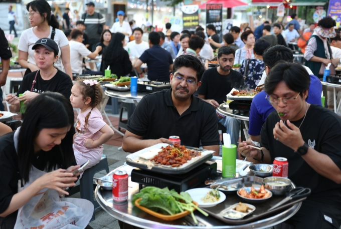 ▲전남 강진군 병영면 병영시장에서 열린 ‘불타는 금요일 불고기 파티(불금불파)’ 모습 /사진제공=강진군